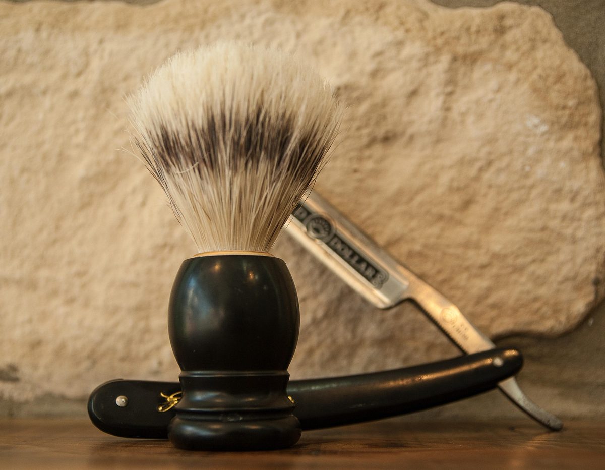 Blaireau et rasoir traditionnel, outils du rasage à l'ancienne