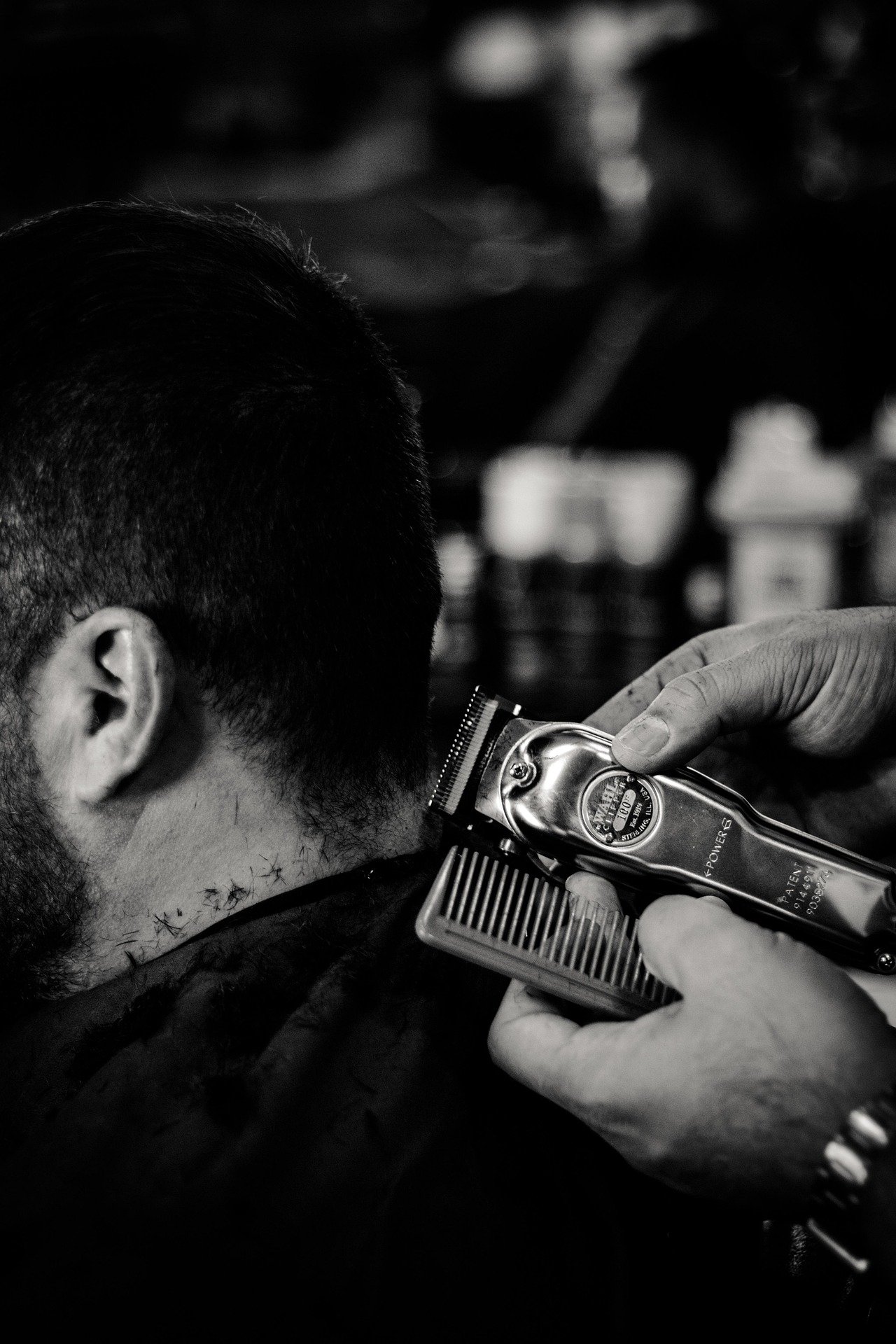 Barbier réalisant une taille nette à la tondeuse chez Barber King