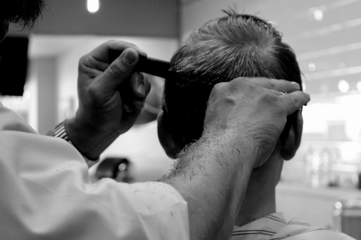 Coupe aux ciseaux, peigne en main, précision de coupe