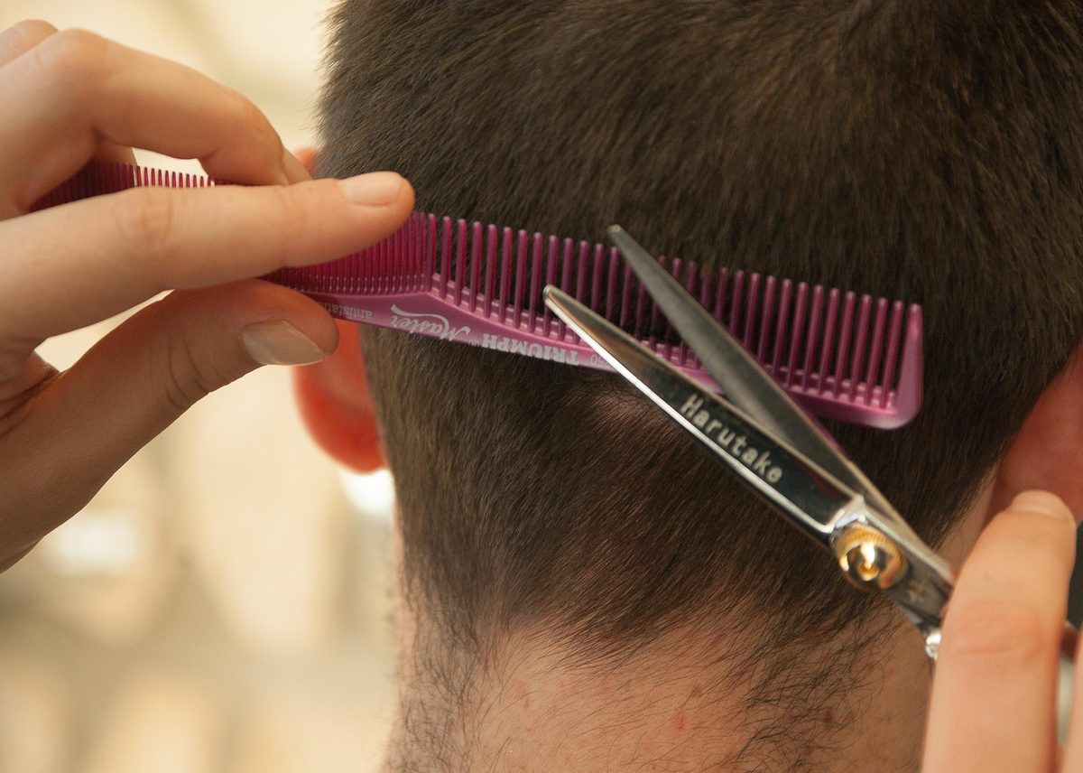 Ciseaux effileurs et peigne, finition de nuque