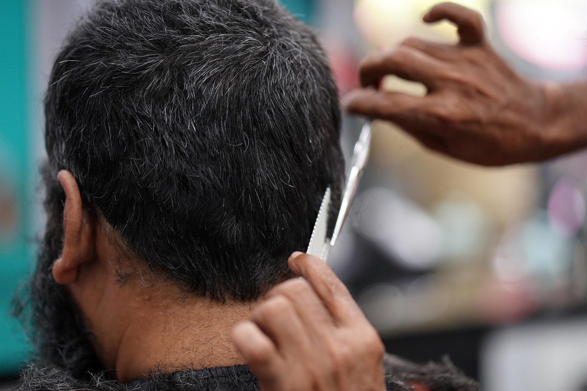 Dégradé aux ciseaux sur cheveux courts