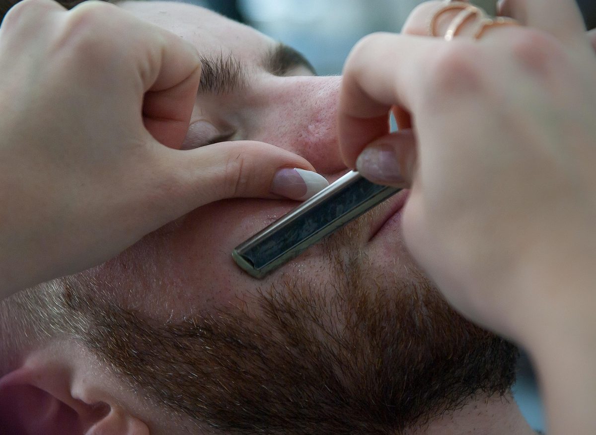 Rasage au coupe-choux, finition nette du contour de barbe